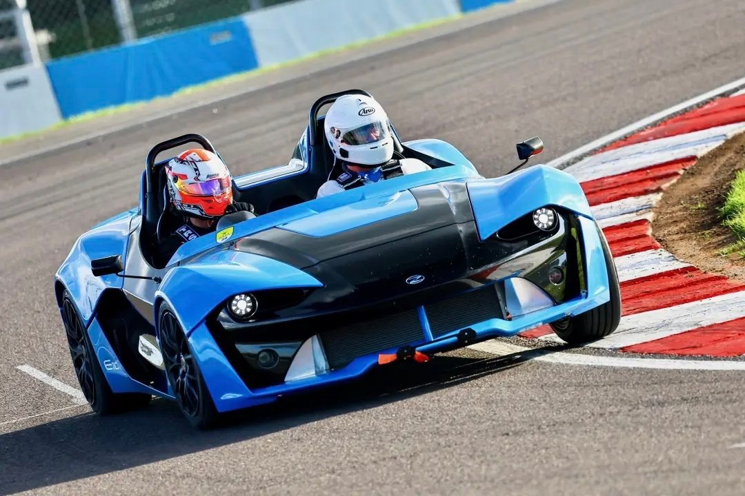 车市热门 Zenos Automotive E10敞篷跑车 