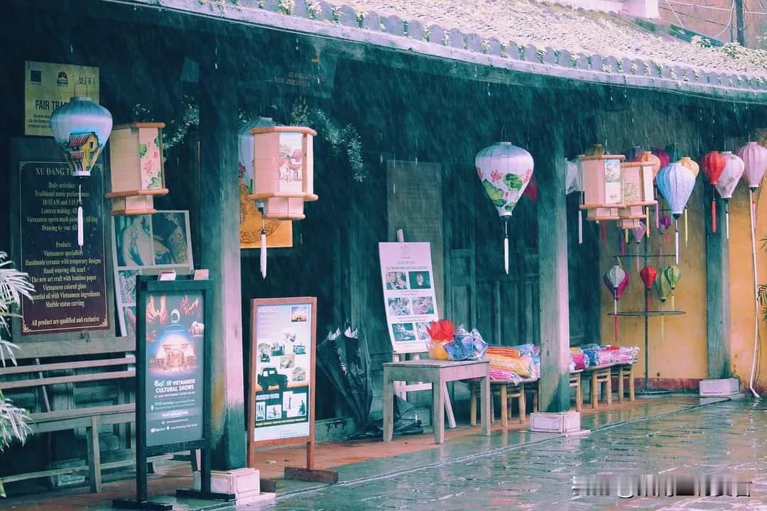 🌧️雨中的会安，一种宁静、温柔的美🌿
 
每当下雨的时候，会安就披上了一件新