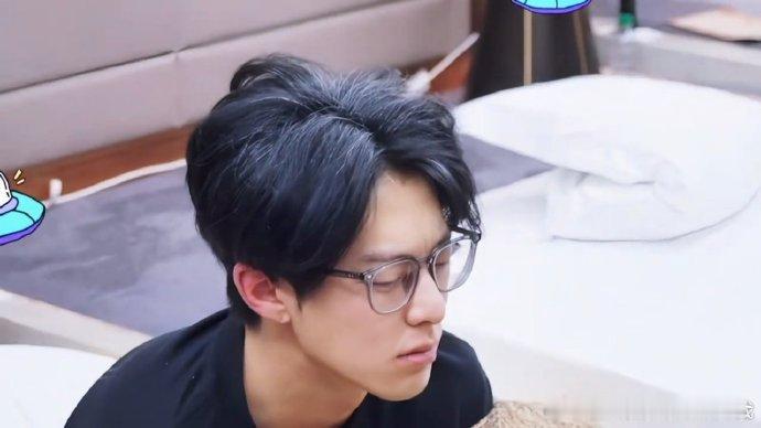 王鹤棣少白头27 岁王鹤棣素颜白发路透！无休工作几年攒下的疲惫，让人忍不住呼吁他