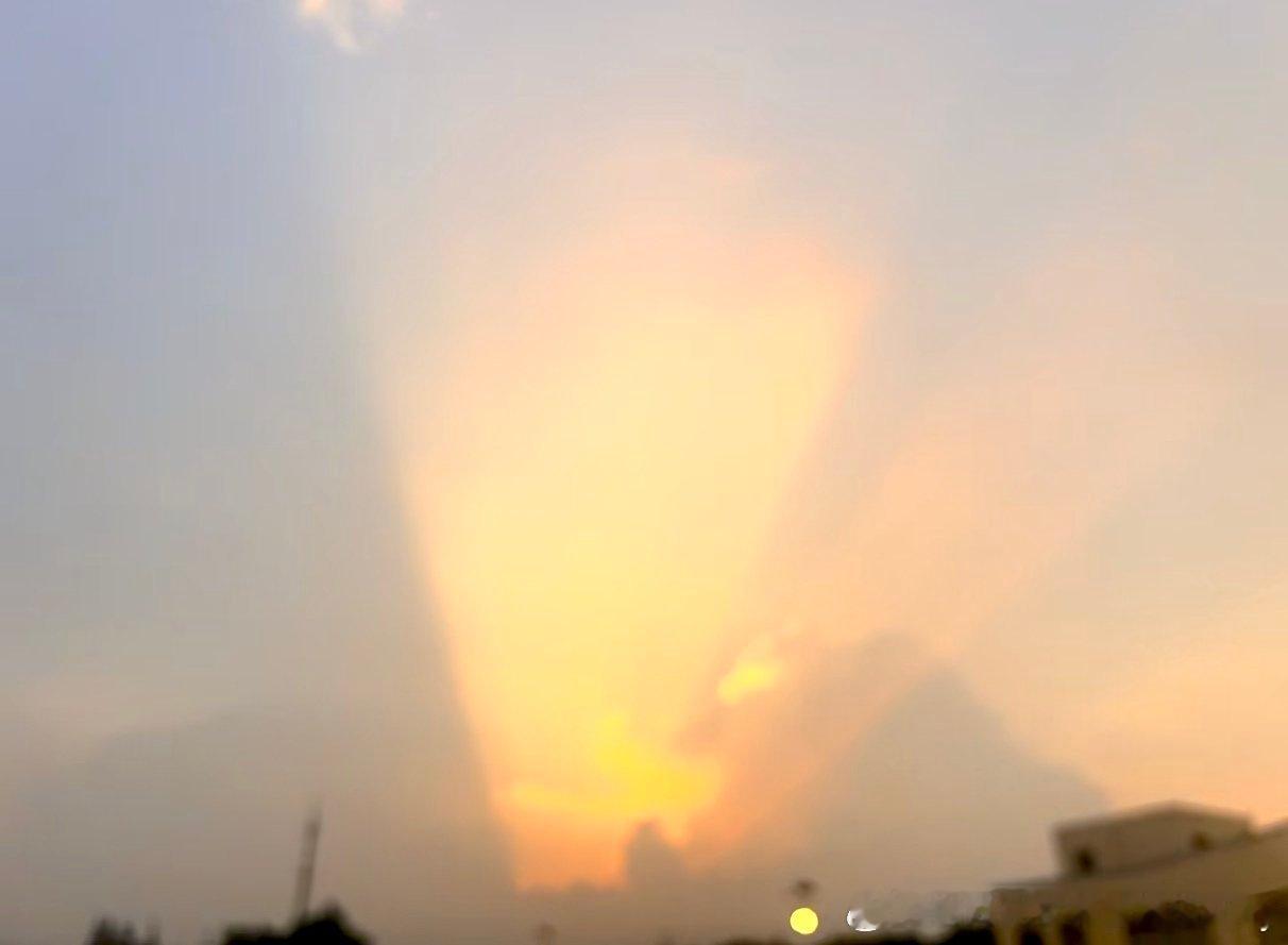 上海天空看着天空由黄到红，然后变黑。是台风来前的景象吧。 