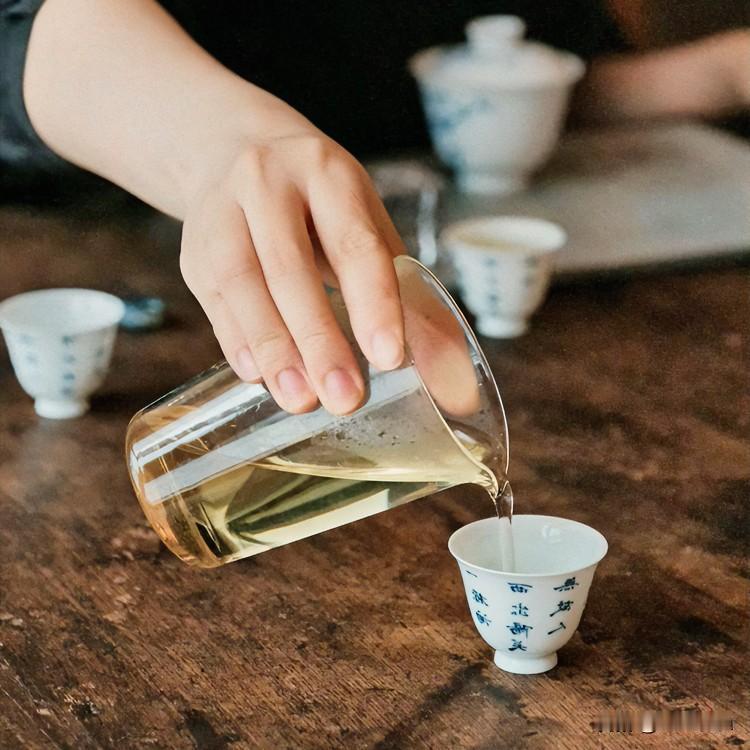 《茶时诗经体》
于以注汤？于青瓷之瓯。
于以成味？于岁月之幽。
茶有苦，盏有浮。