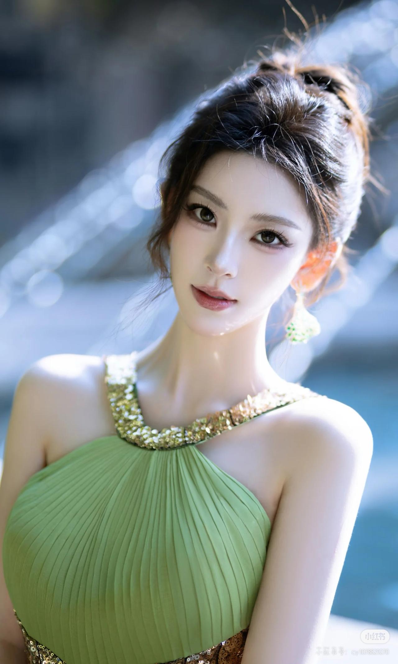 优雅与性感，你会怎么选美女穿搭写真