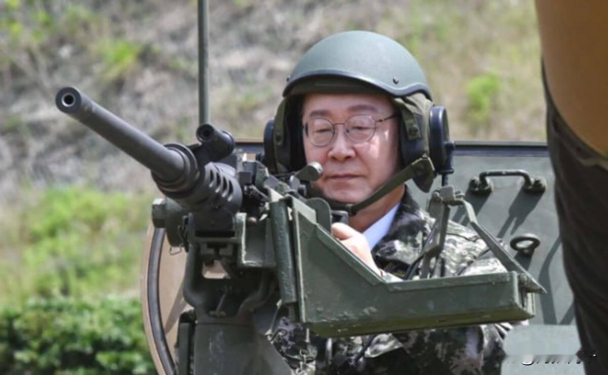 韩国总理金民锡访华刚刚回国，李在明穿防弹背心、操作重机枪，亲赴黄海敏感前沿延坪岛