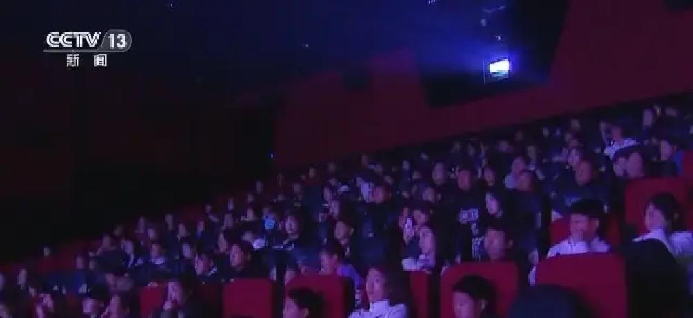 53.7亿！元旦档爆了
 
钱包先动。贺岁+元旦13天，全国票房冲到53.7亿，