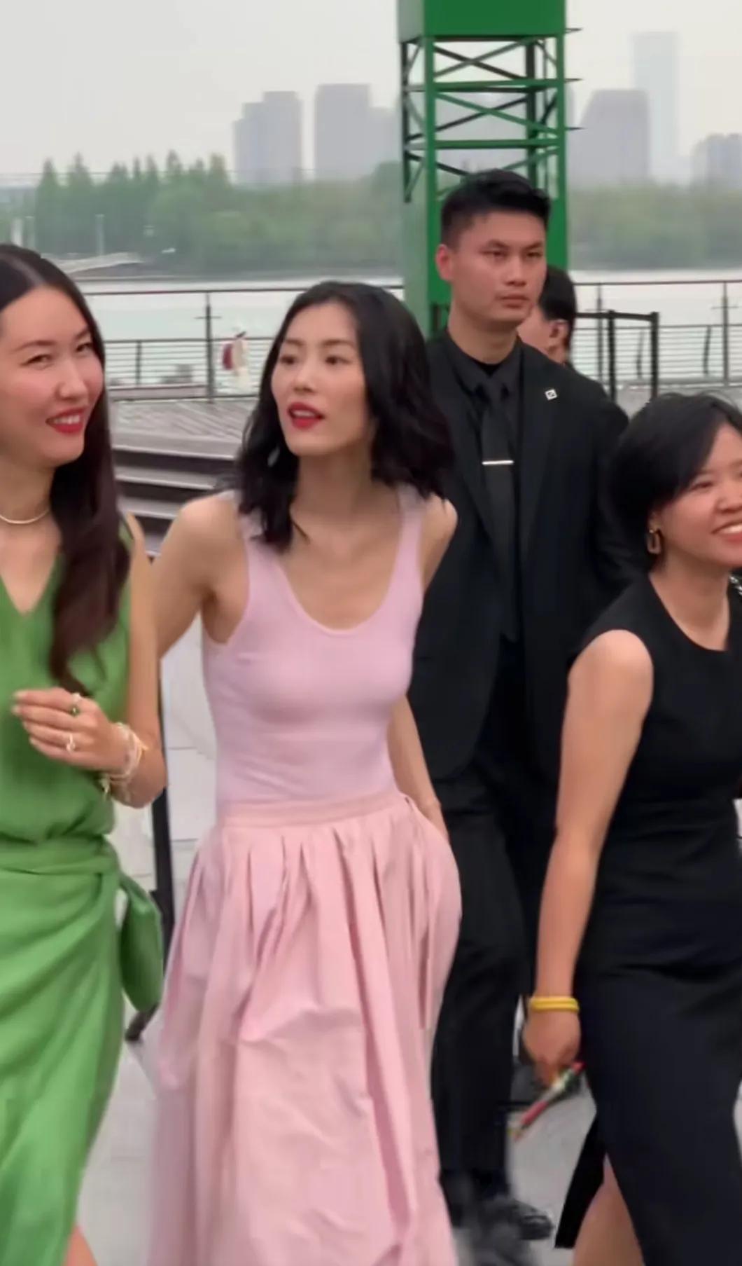 上海街头偶遇大表姐刘雯
超模就是气质不一样
高高瘦瘦的，又有松弛感
人群里这么多