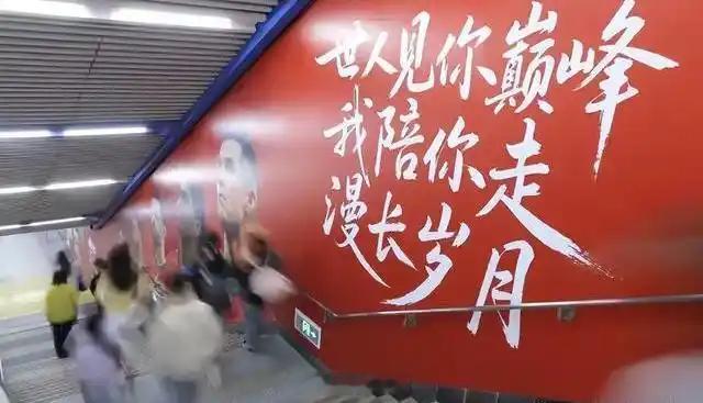 已经记不清有多少年，世界足坛的主旋律就是“梅罗争霸”。那是多少人回不去的年少青春