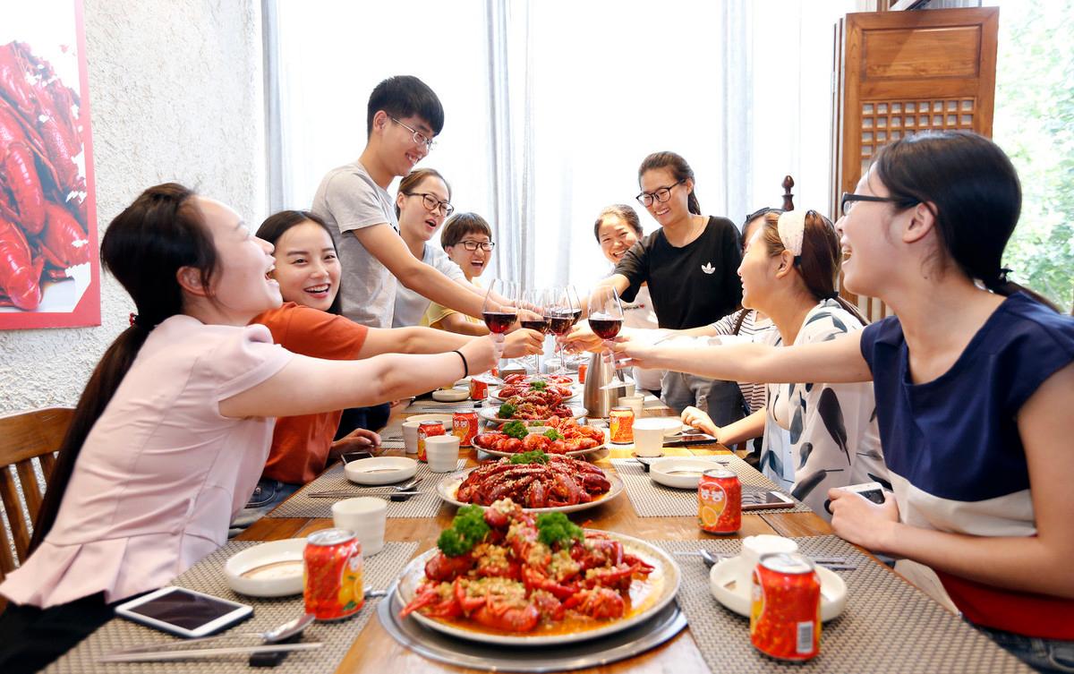和朋友吃饭，我也觉得AA制挺香。现在工资水平不高，生活成本又不低，每次吃饭都轮流