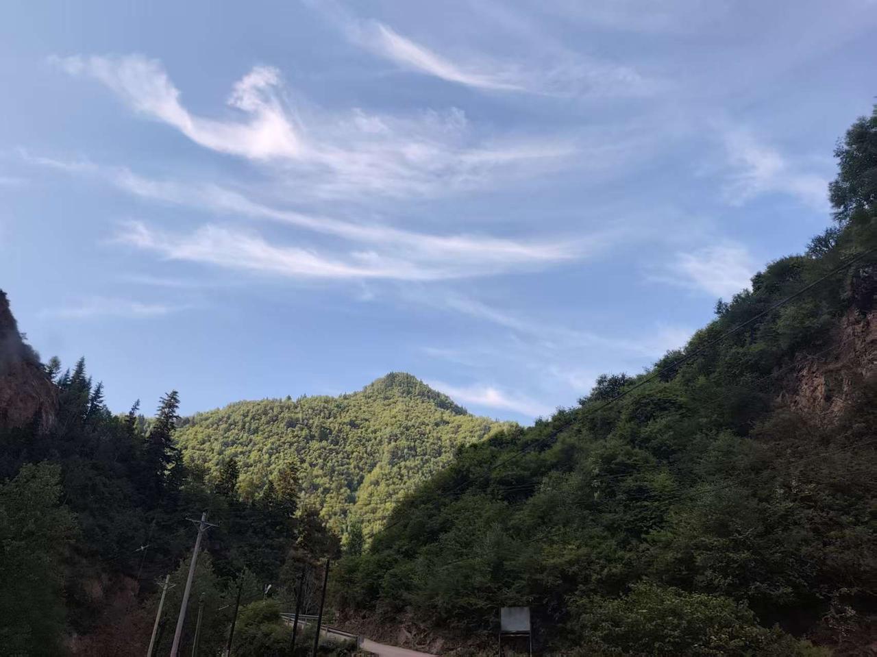 山间小路，绿树成荫，蓝天白云，心旷神怡。沿着这山间小路缓缓前行，脚下松软的泥土混