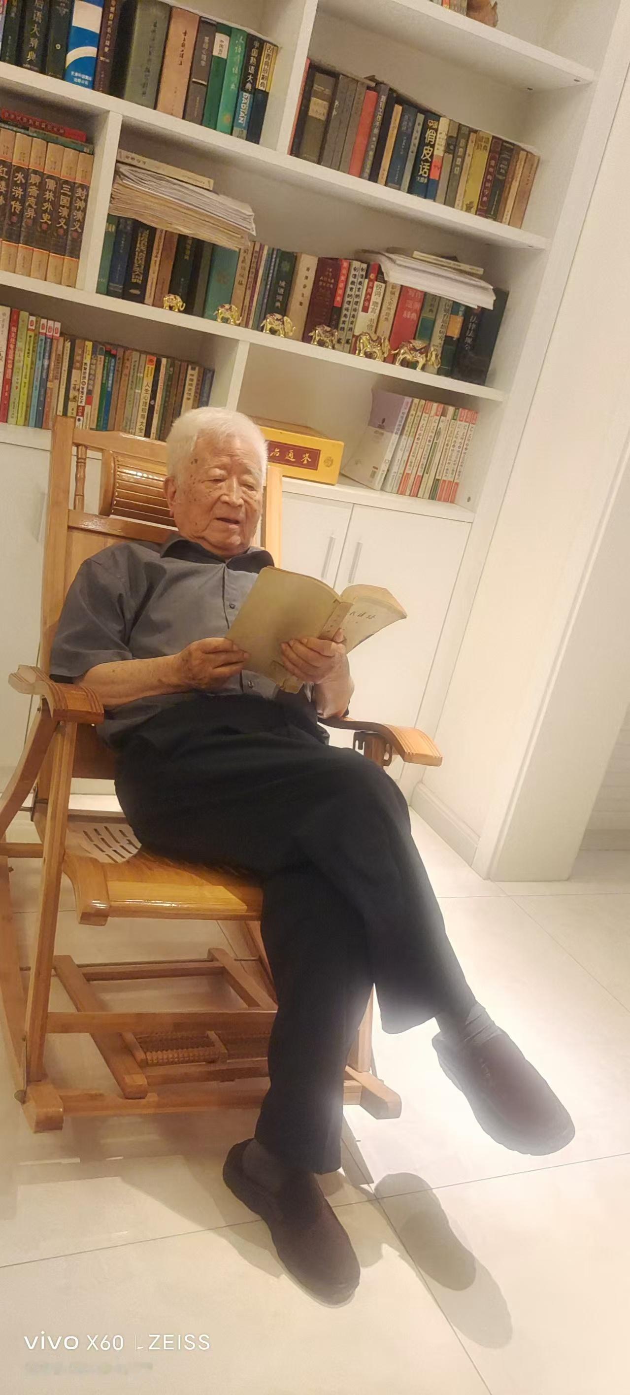 七言诗～腹有诗书

腹有诗书气自华，
畅游书海扬文化。
铸就灵魂成底蕴，
建没祖