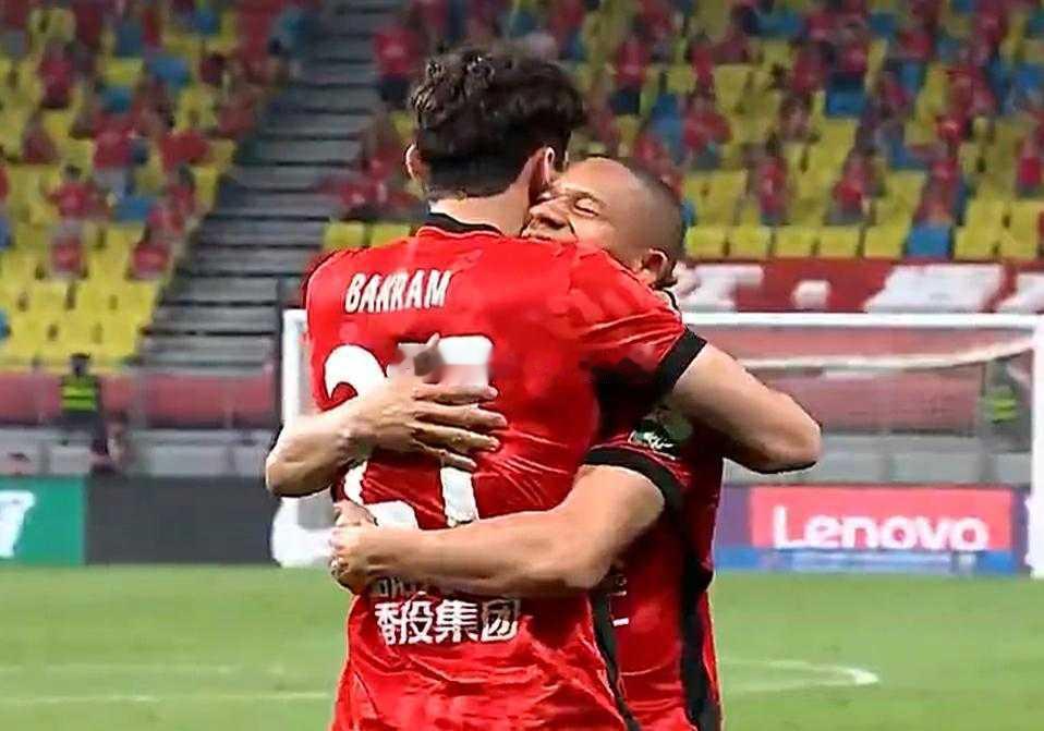 中超-蓉城4-0浙江5连胜 席尔瓦传射费利佩韦世豪建功蓉城4比0浙江5连胜 4月