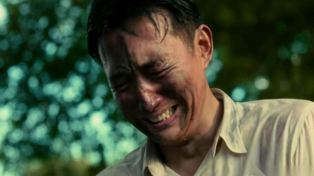 《八千里路云和月》里，战功赫赫的旅长张云魁，被人一脚踹进了冰冷的长江。
他光着身