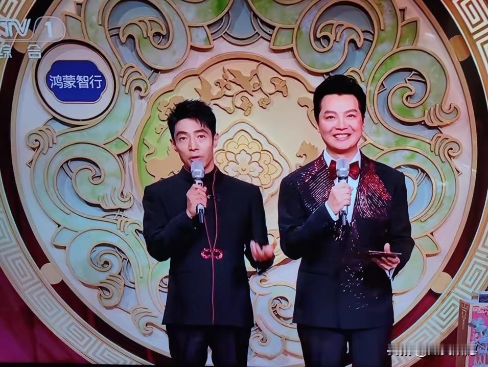 求放过！
撒贝宁的化妆师
是隔壁台派来的“内鬼”吧？

今年的春晚，任鲁豫依旧稳