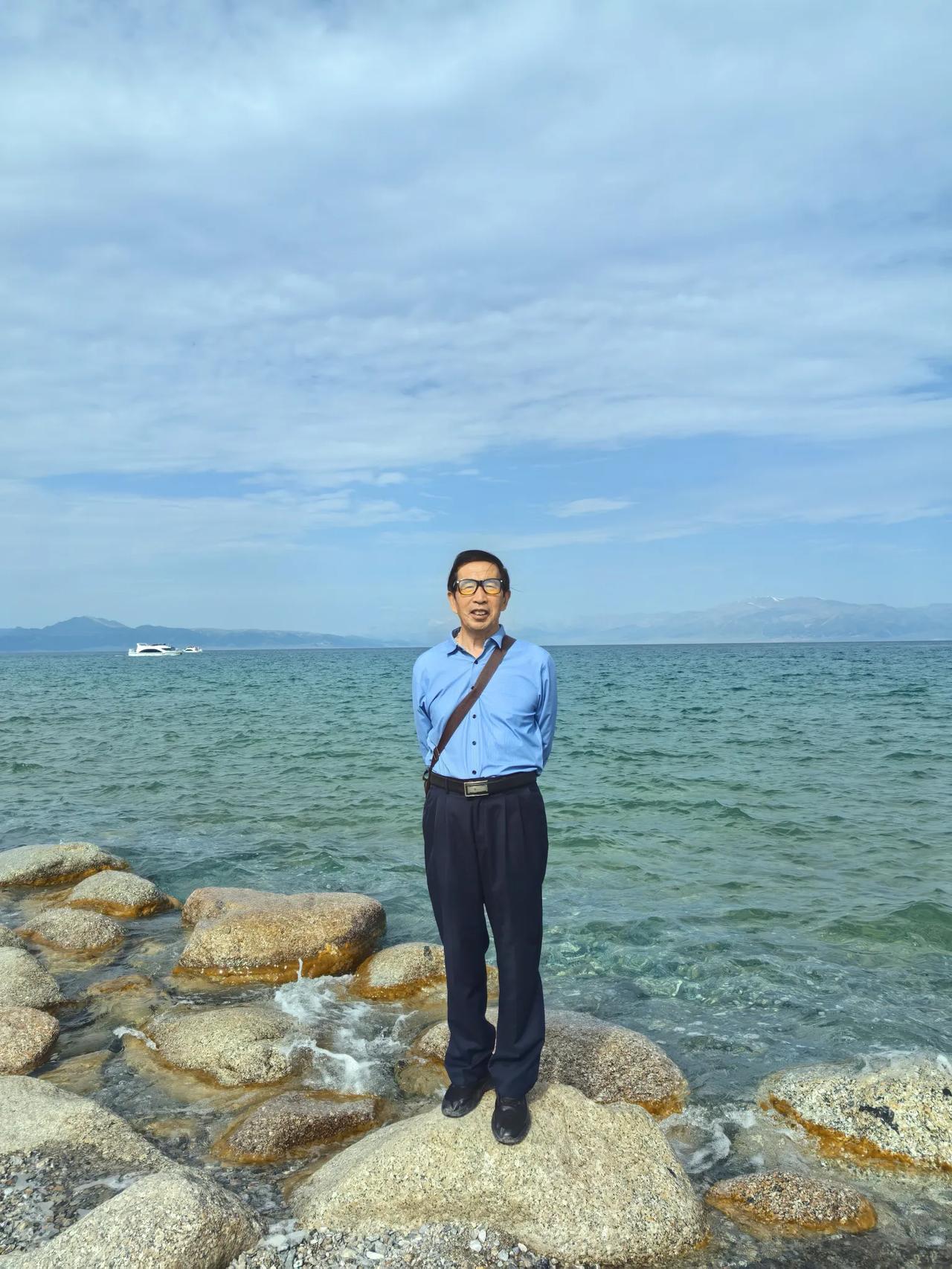 新疆旅游回放
新疆旅游回放第三天赛里木湖环湖自驾游，说起赛里木湖真是太大了，这一