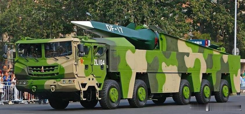 东风-17是个什么样的武器？
东风-17是中近程乘波体高超导弹里全球顶尖、独一无