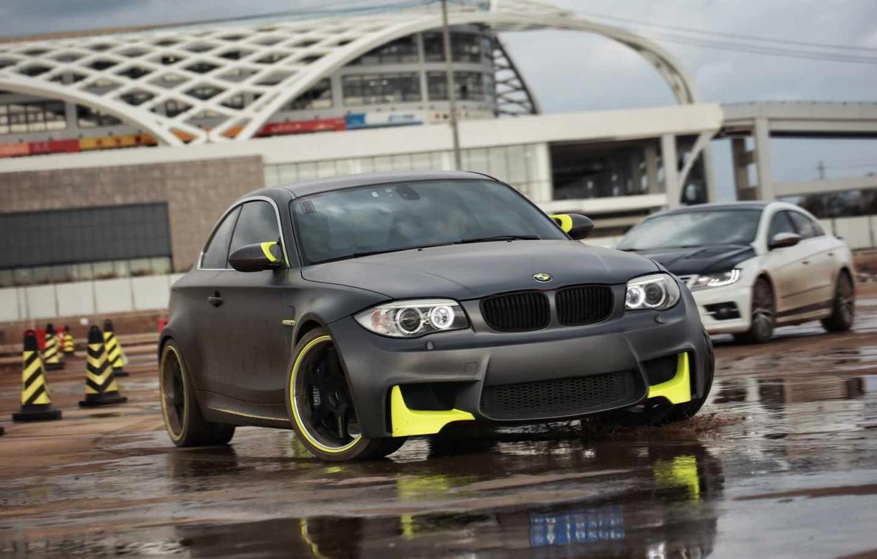 公路肥皂 BMW 1M
2012年，我的车库里停着两台JDM宿敌——EVO和ST