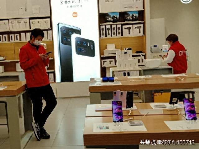 多个手机品牌集体宣布降价！背后这盘棋，比你想的要大得多