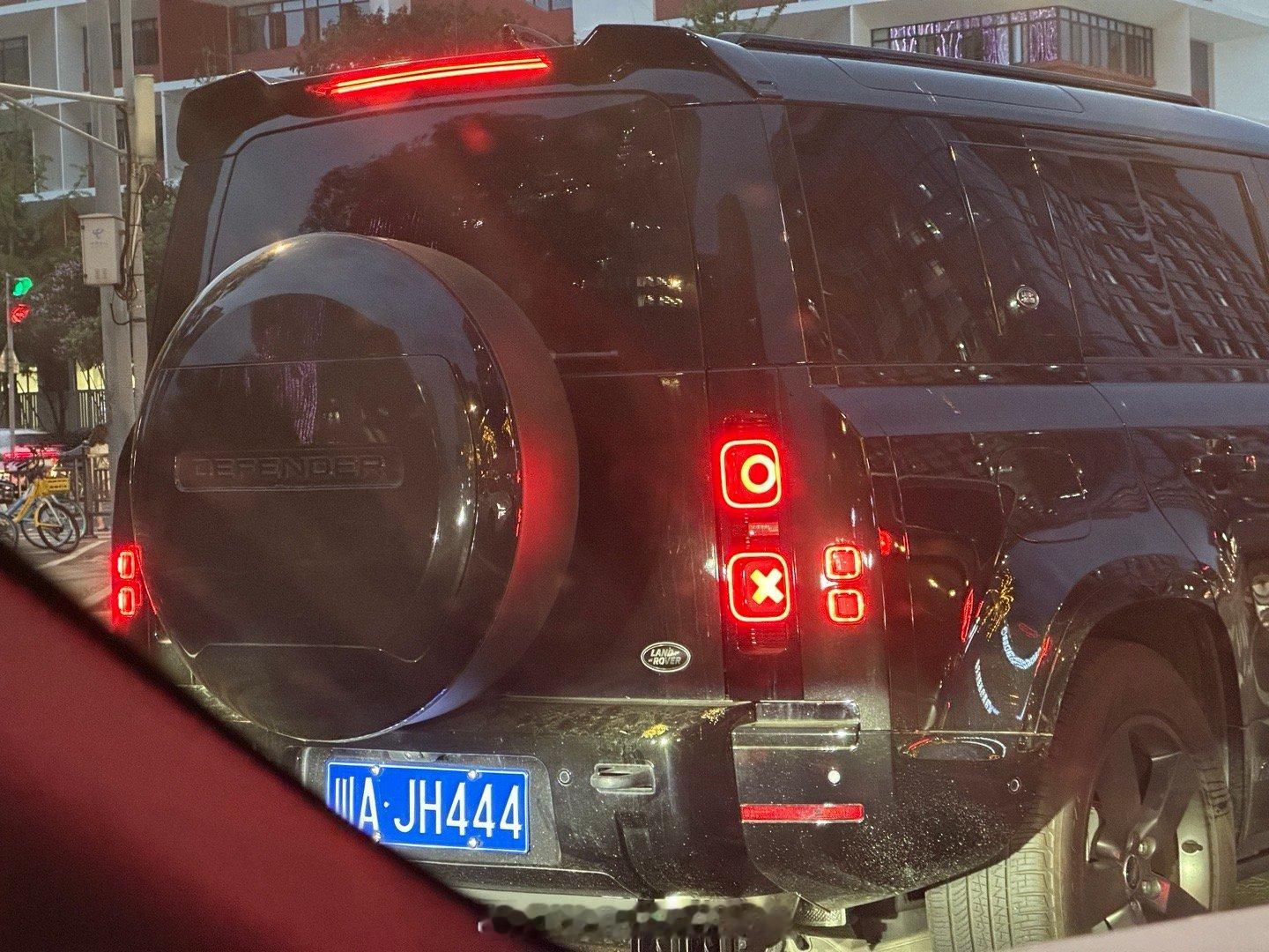 路虎卫士车主现在都这么有趣了吗？[偷笑][偷笑][偷笑]#路虎卫士# ​​​