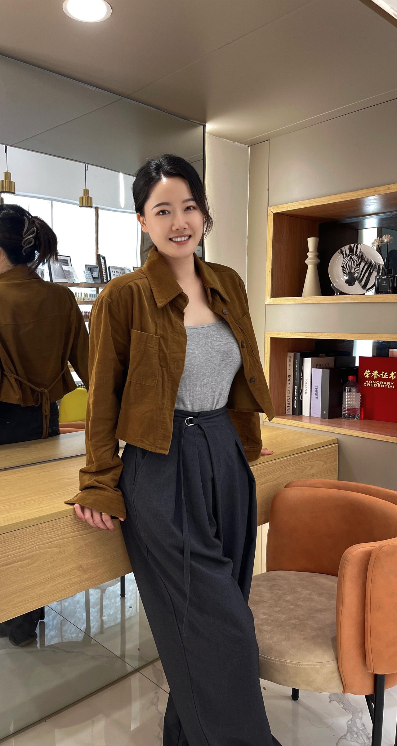 别再透过别人的目光看自己了。那里面，有期待，有要求，有批判，唯独没有完整的你。穿