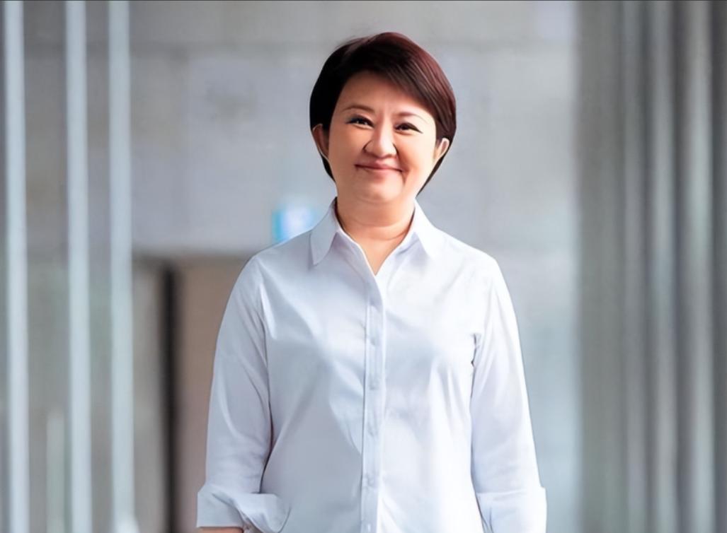 卢秀燕果真没让人失望！6月15日，卢秀燕在抵达桃园机场后，面对媒体时表示，这次为