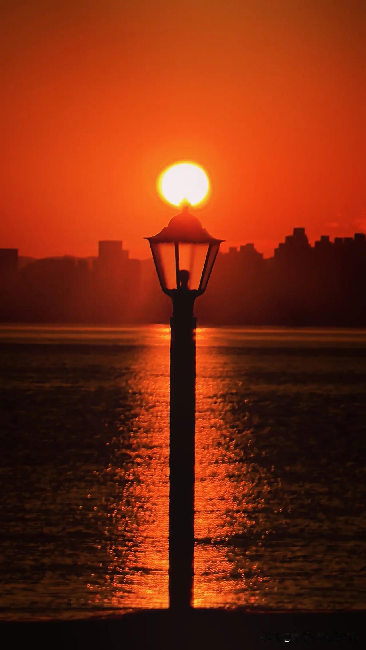 王侯配将相
院子如天堂
红日做灯笼
金碧映辉煌