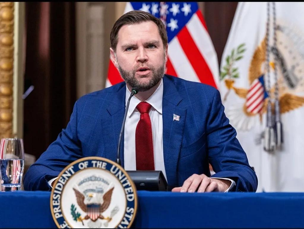 都别盯着特朗普看了，你真该去研究一下万斯，这才是真正让人倒吸   一口凉气的狠角