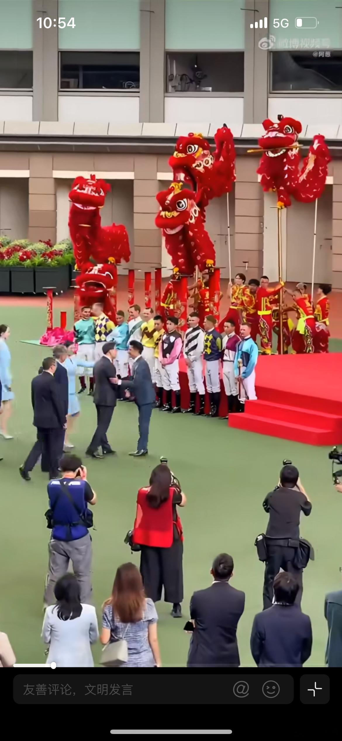 郭富城握手礼仪被研究透了，香港沙田马场新马季开幕仪式上，郭富城作为马季大使出席典