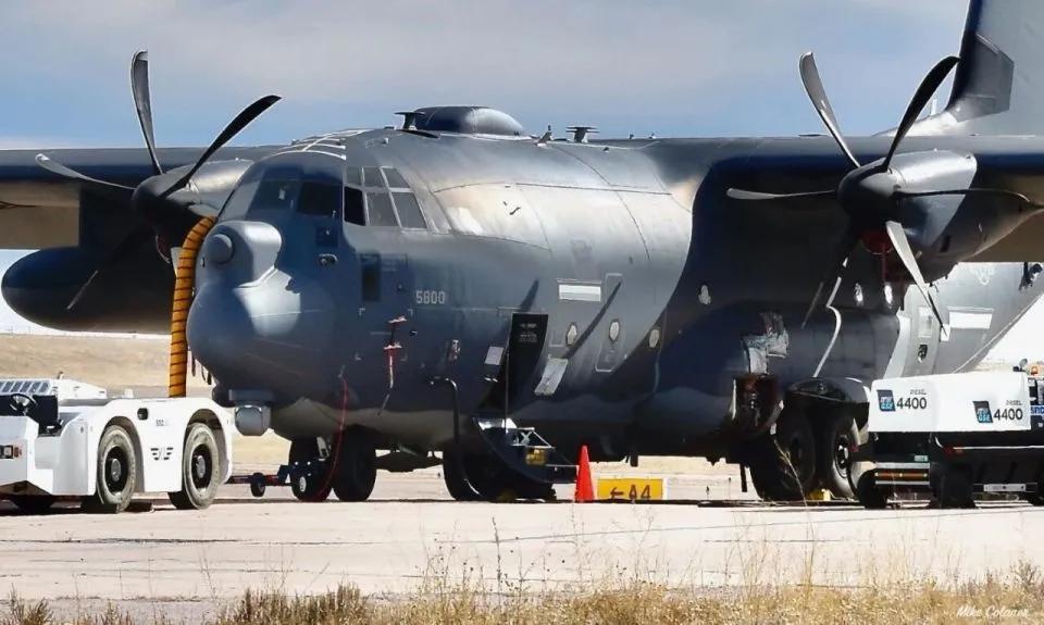 美军在英国的米尔登霍尔空军基地已经集结了至少41架MC-130J“突击队员 II