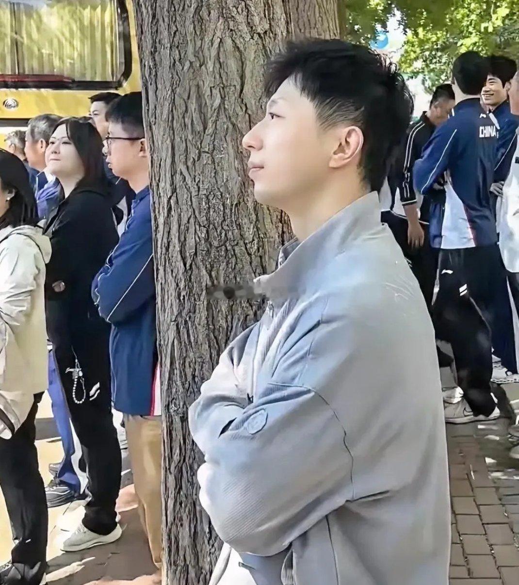 马龙这个眼神，真的破防了以前都是大家送龙哥出征这次轮到龙哥站在原地，目送师弟师妹