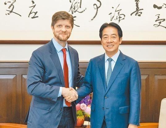 祖国统一迈入历史关键进程，大势所趋愈发清晰，台独逆流挡不住民族复兴脚步。
海峡的
