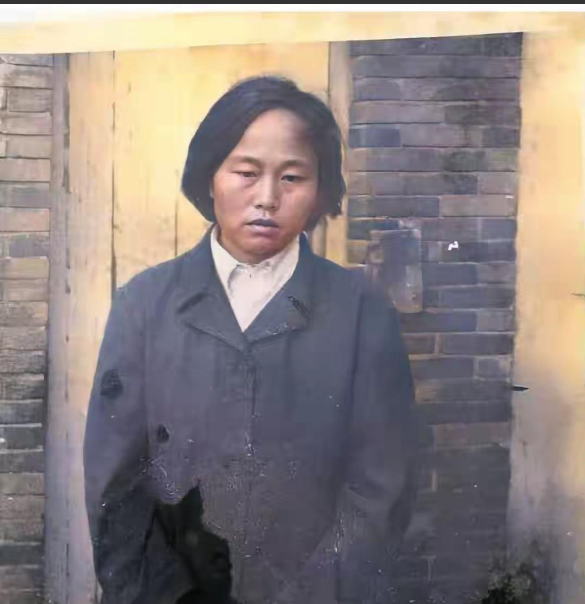 1986年，故宫太和殿前，一个农妇盯着龙椅，忽然对身边人说："等我当了皇帝，也要
