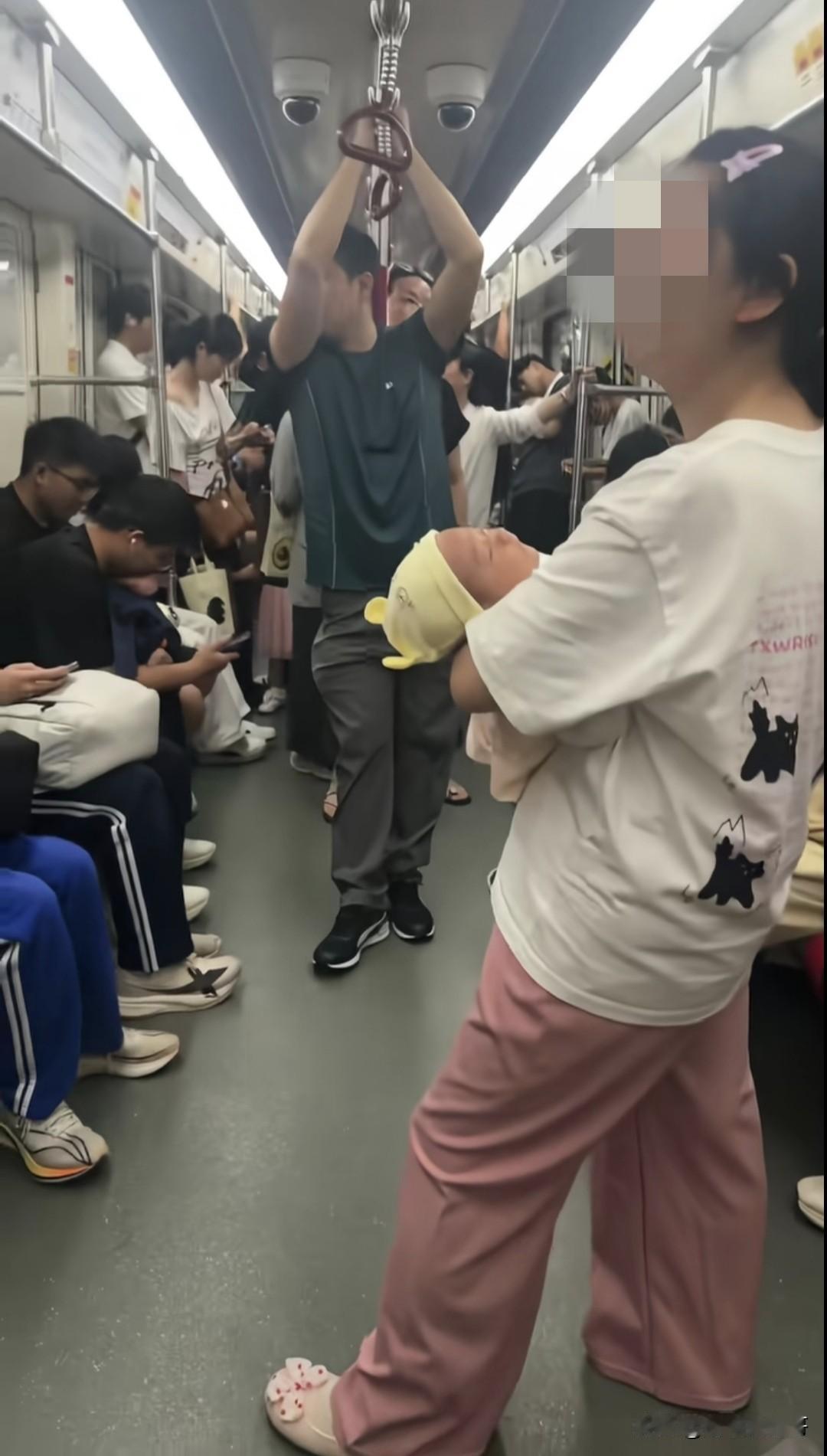 一个人没看到可以理解，一群人没看到就有点离谱了