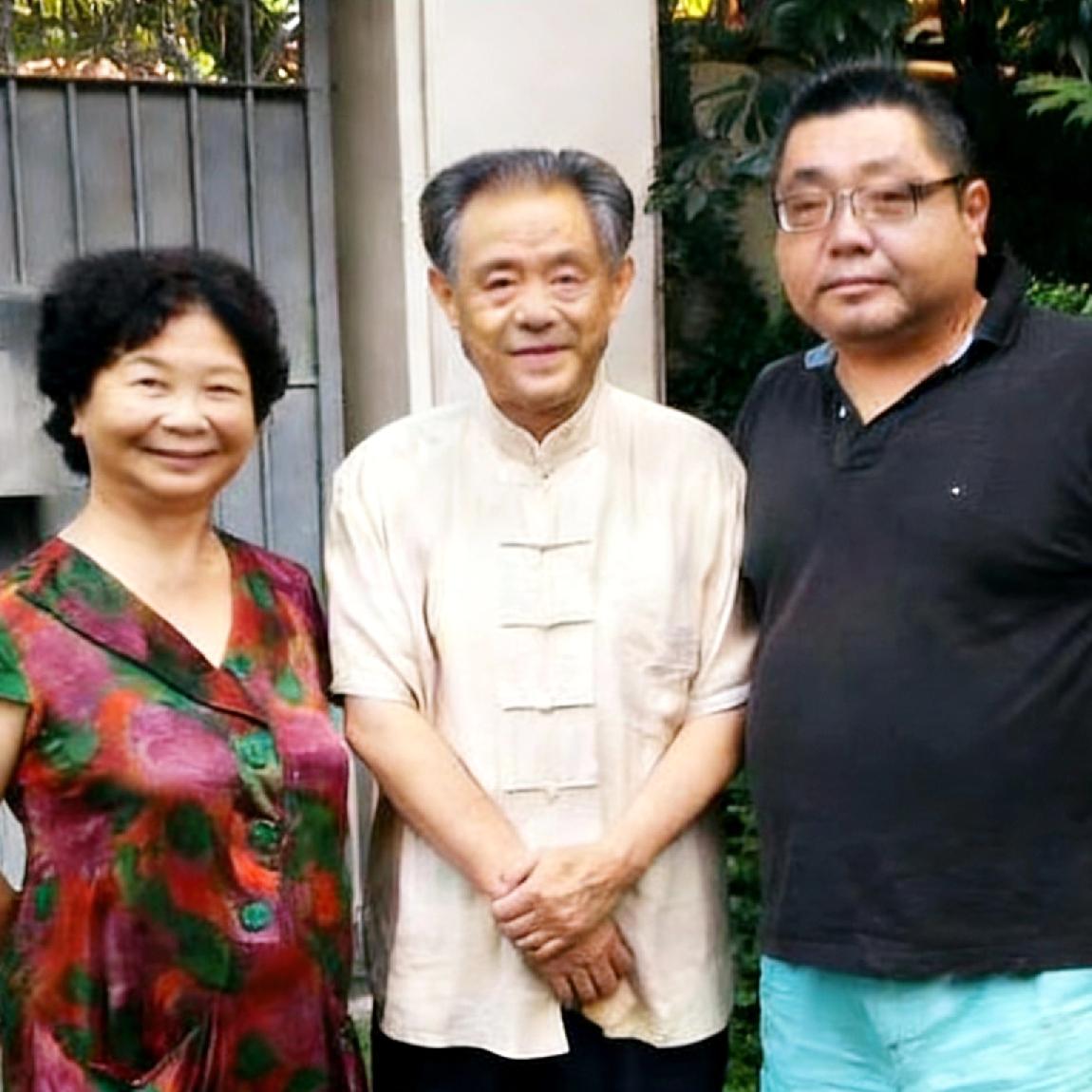 2013年，徐湖平和妻子参加活动，一张罕见的合影，当时的他已经年过古稀了，他们并