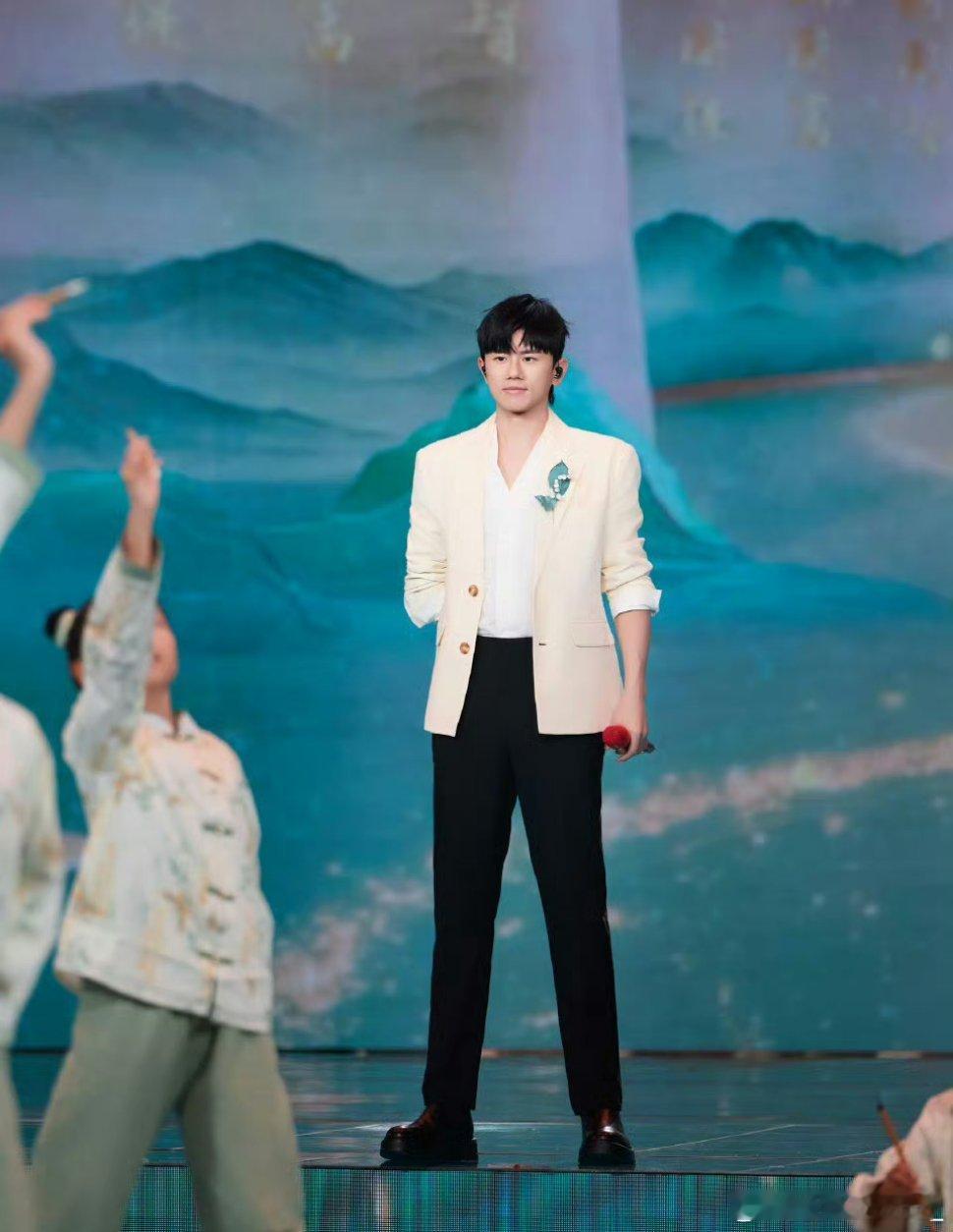 #张杰晚会站桌子上#哈哈哈哈哈哈杰哥你怎么站小孩那桌啊[允悲][允悲]刚开始我还