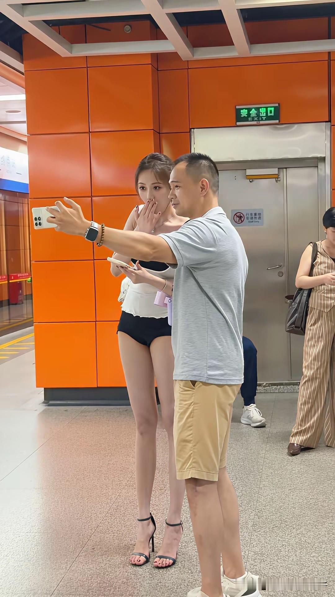 不怪大叔抢着合照，真人简直美若天仙！