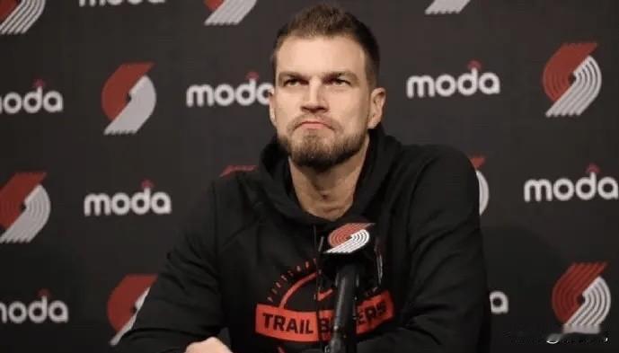 他赛前说会给杨瀚森机会。
结果呢？
连43秒都没给。
代理主帅斯普利特这句“保持