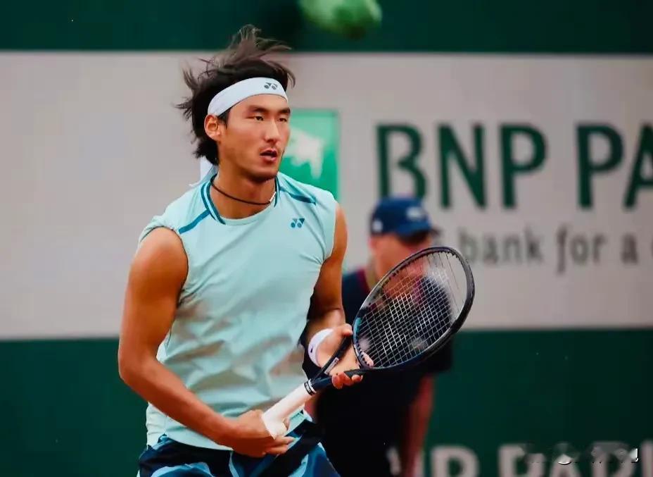 布云朝克特无缘法网男单资格赛决胜轮！前天的第一轮比赛，布云朝克特发挥出色，以6-