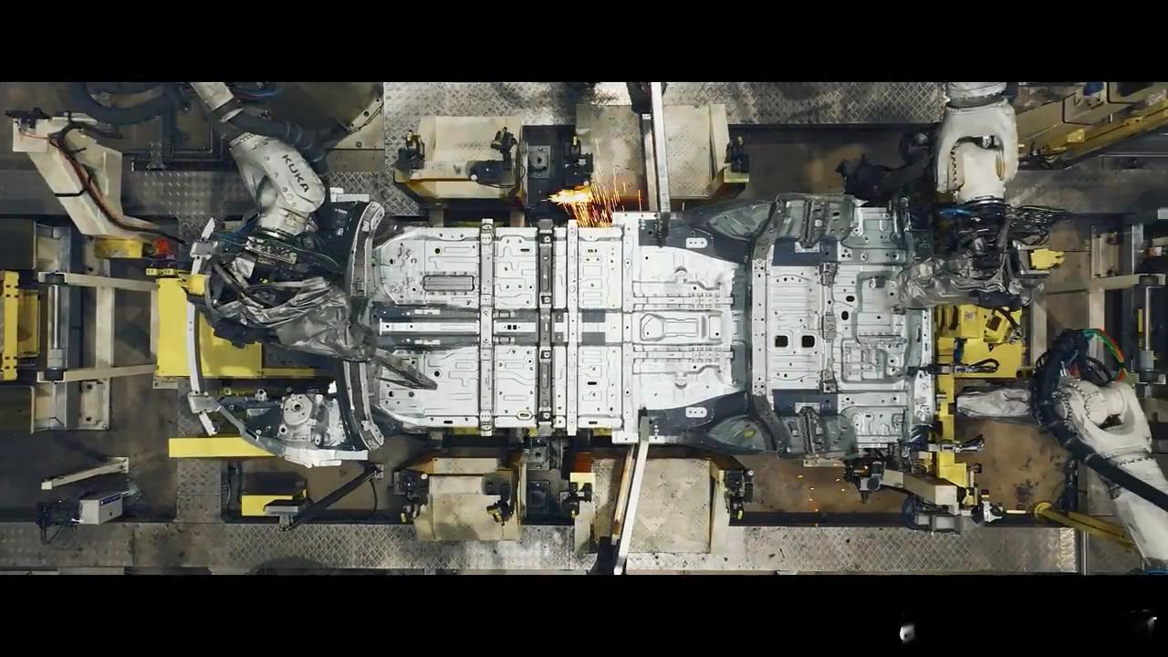 领克今天发了个领克900 极速发运，产能全开的视频…有没有人来数一下图里义乌工厂