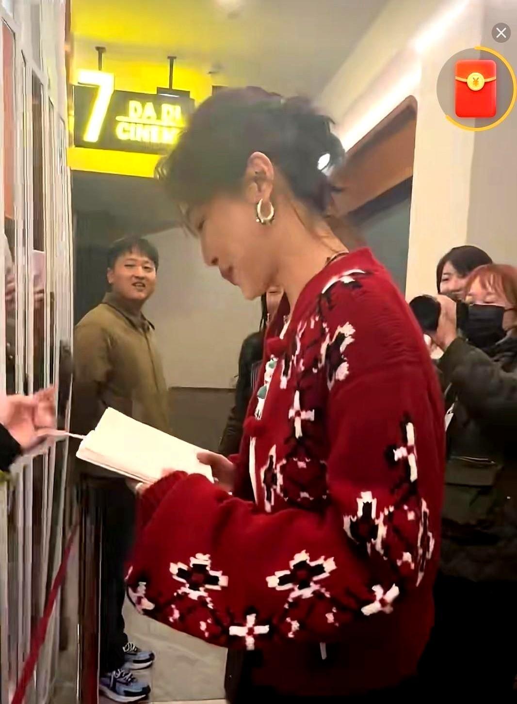 辛芷蕾在鹤岗路演，被台下大哥一句“我是你初中同桌”喊懵，盯了两秒直接冲下台抱住。