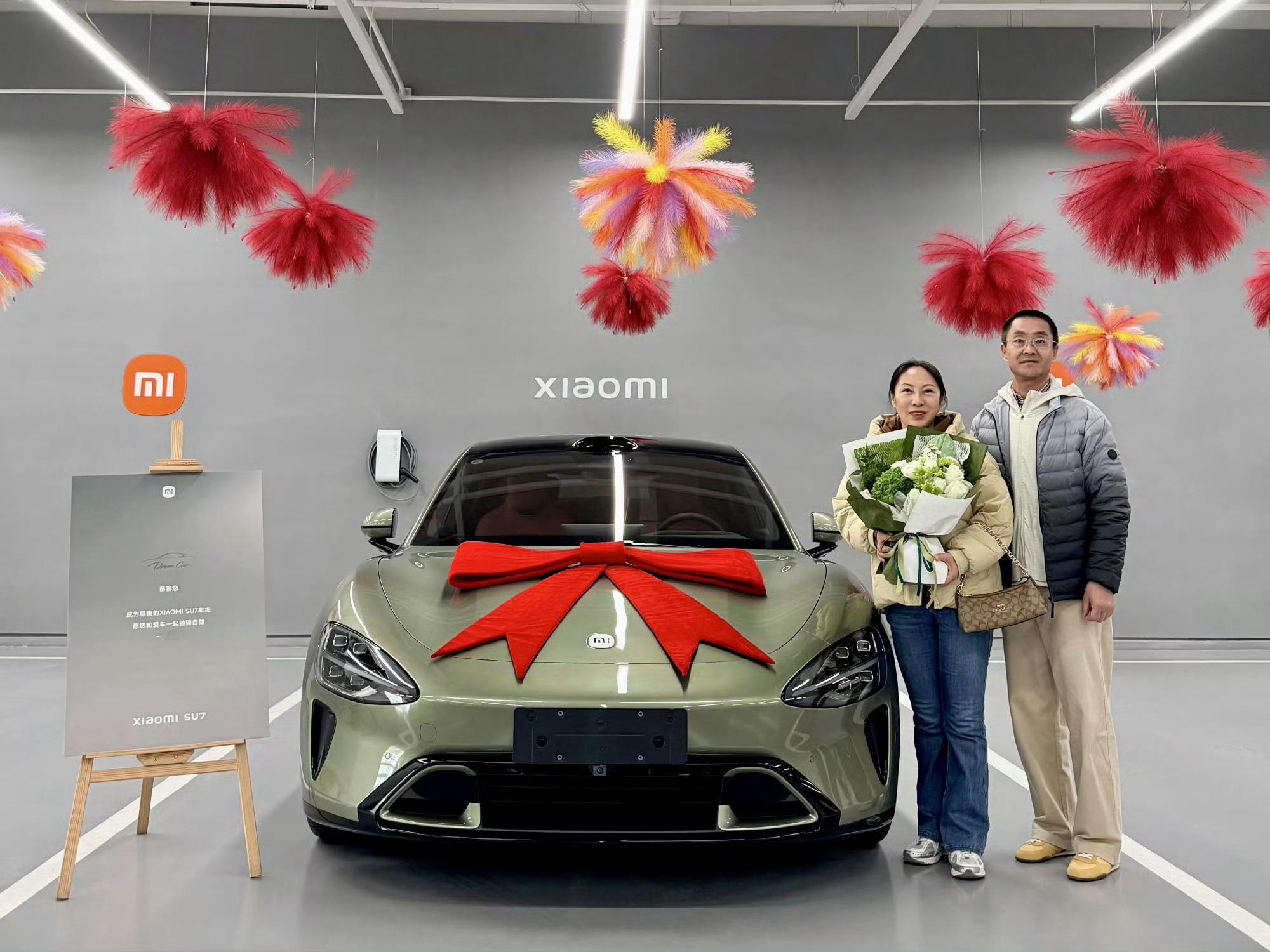 小米 SU7 第一代今天正式收官，最后一台车交付给了一位坚持要橄榄绿配色的西安车