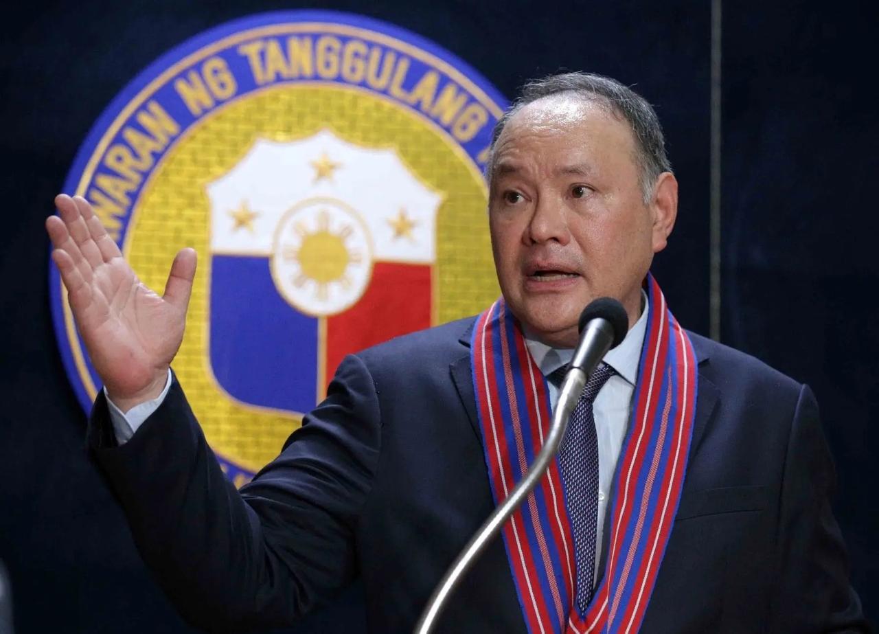 菲律宾防长这话太有梗了！“中国打不打我们，自己说了算”，听着硬气，实则是骑墙的小