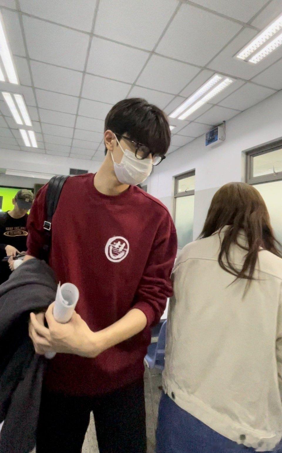 林一 暗恋的人成了闪闪发光的大明星 不是……这放在哪个学校不是公认crush啊！