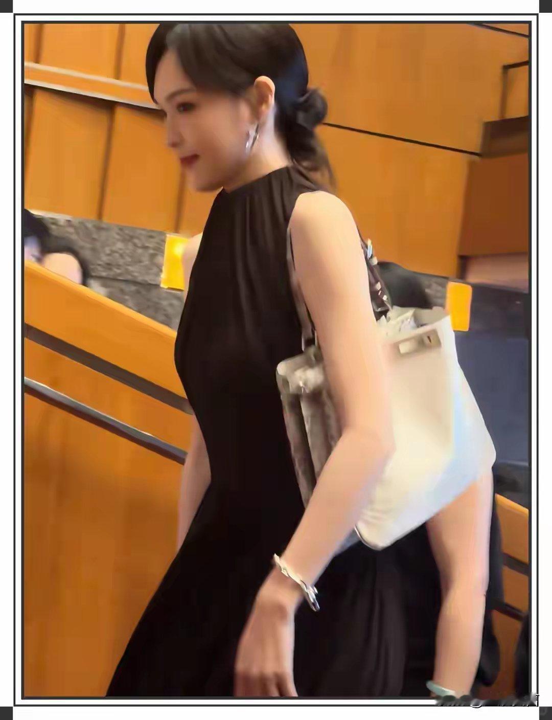 唐嫣现身女儿艺术节，一身行头价格超百万，罗晋贴心陪同好低调 