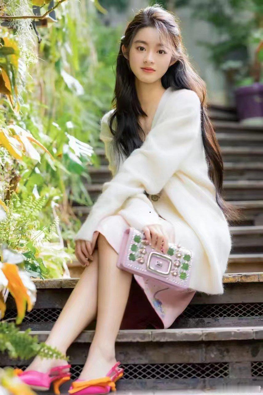 黄杨钿甜明媚系少女我们小黄元气满满的样子就是最可爱的，甜美乖巧的女孩很喜欢的精神