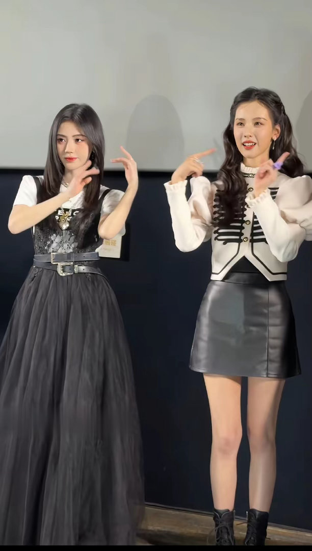 鞠婧祎和陈都灵身高看起来竟然差不多！ 