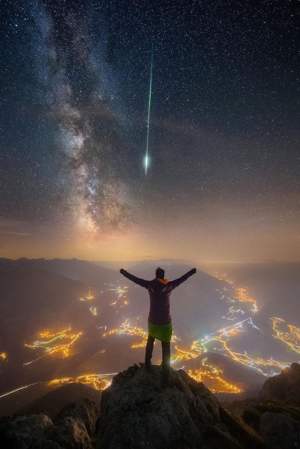 #每天一天文图# 阿尔卑斯山上空的流星与银河 ​​​