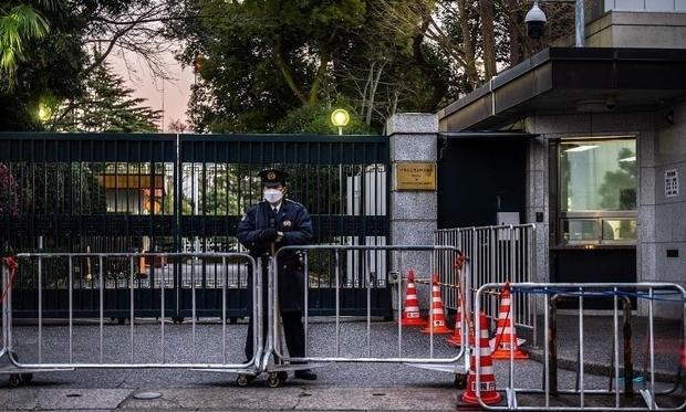 搜狐新闻:【携刀强闯中使馆的男子身份披露，日本警方通报调查进展 - 搜狐新闻】网