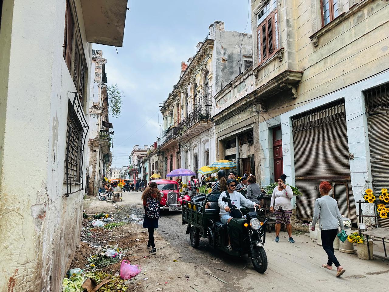 古巴号称是“拉美地区唯一一个消除了饥饿的国家”，不知真假，在大街上有人问我要钱却