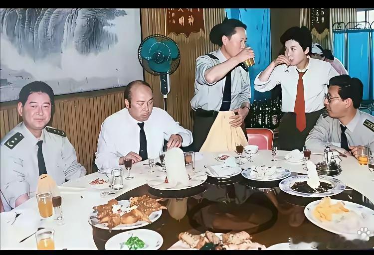 曾几何时，文工团女演员不仅在舞台上大放异彩，她们的酒量也堪称一流，可以说是巾帼不