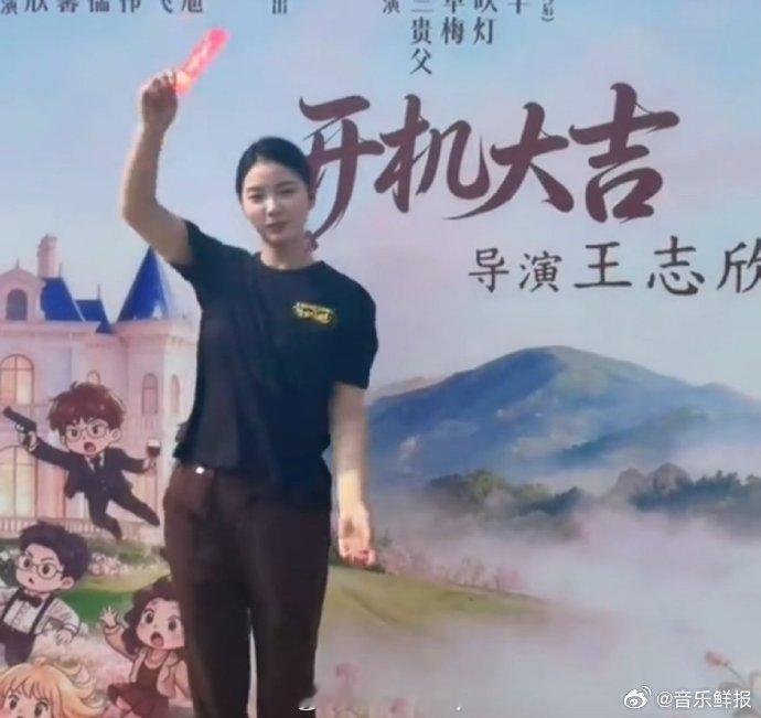 网红七颗猩猩去做导演了谁能想到曾经拍搞笑段子的博主，现在坐到导演位置，太佩服这份