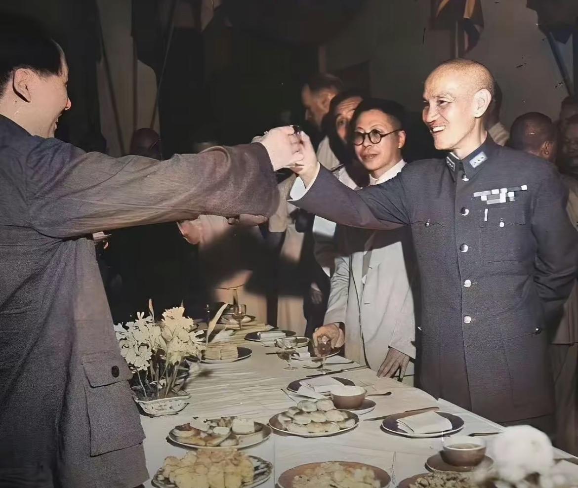 罕见的一张1945年毛泽东与蒋介石碰杯照片。
1945年国共两党在重庆谈判。毛泽